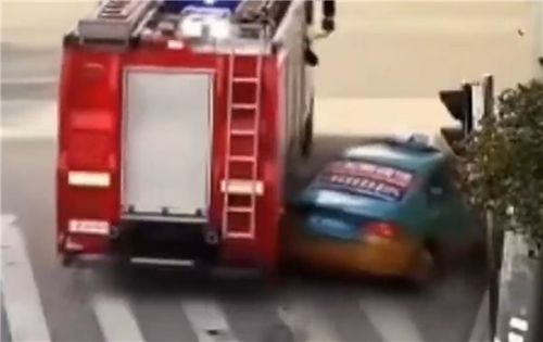出租車擋道致消防車剮蹭，交警認(rèn)定出租車全責(zé)，救險(xiǎn)車不應(yīng)為避讓而受限